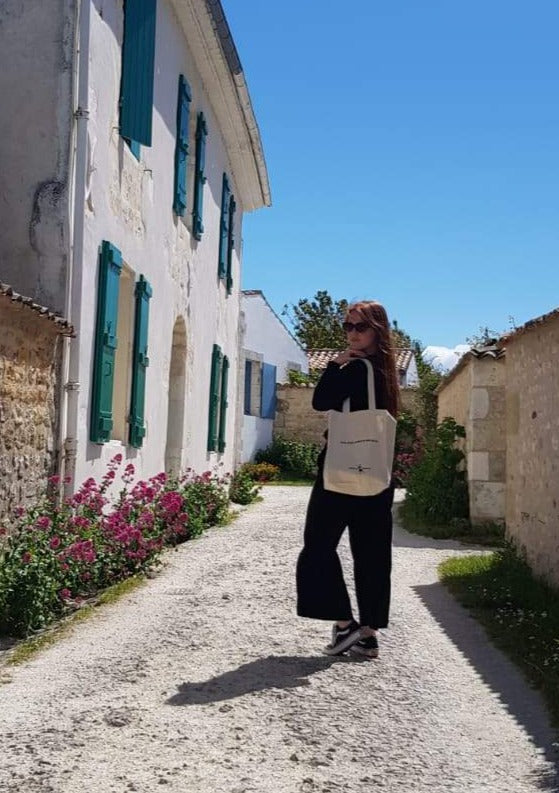 Douglas Sweet co-owner, Hannah Townsend Allain, traveling with her Custom Douglas Sweets tote in the natural color